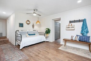 6 bedrooms, desk, iron/ironing board, WiFi