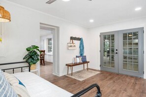 6 bedrooms, desk, iron/ironing board, WiFi