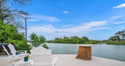The Hideaway on Lake Dunlap*Direct Lake Dunlap Access*Pool*Accommodates 20