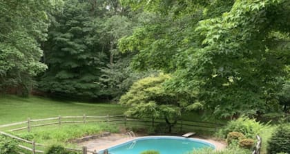 Stunning Weston 4 bed house with swimming pool