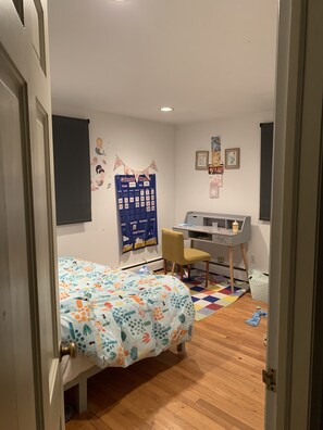 4 habitaciones, tabla de planchar con plancha, wifi y ropa de cama 