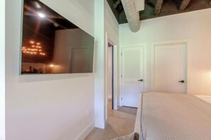 Desk, iron/ironing board, WiFi, bed sheets