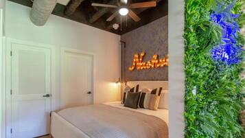 Desk, iron/ironing board, WiFi, bed sheets