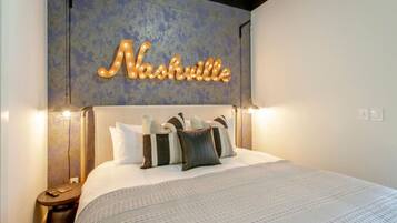 Escriptori, planxa i posts de planxar, wifi i roba de llit