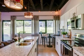 Réfrigérateur, micro-ondes, four