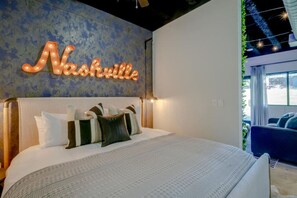 Escritorio, tabla de planchar con plancha, wifi y ropa de cama