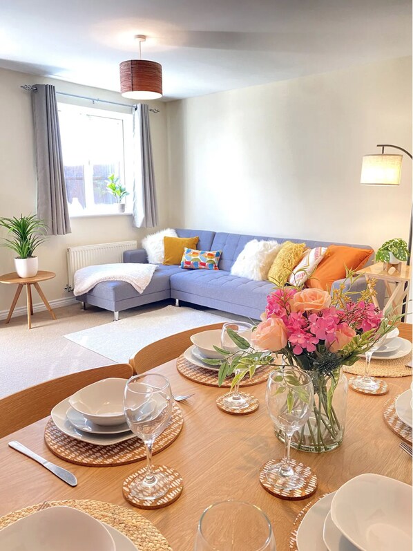 Smart TV - Towcester House - Spacious 3 Bedrooms, Garden, Free Parking, Smart TV (Corby)