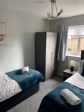 3 bedrooms, free WiFi, bed sheets - Towcester House - Spacious 3 Bedrooms, Garden, Free Parking, Smart TV (Corby)