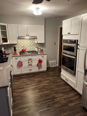 Fridge, microwave, oven, stovetop - Comfy, Cozy & heartwarming dwelling for up to 4... (Ypsilanti)
