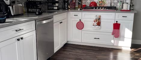 Refrigerador, microondas, horno y parrilla de estufa