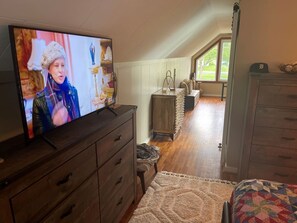 2 bedrooms, iron/ironing board, free WiFi, bed sheets - Comfy, Cozy & heartwarming dwelling for up to 4... (Ypsilanti)