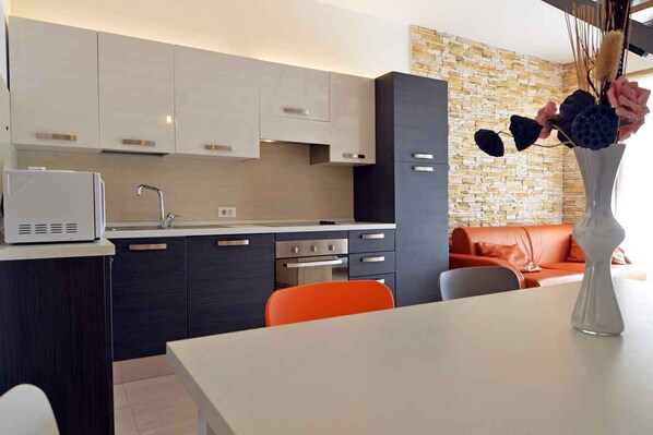 Fridge, microwave, oven, stovetop - Villa with pool near the beach (Banjole)