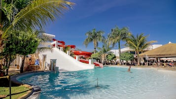 14 piscinas externas, guarda-sóis, espreguiçadeiras