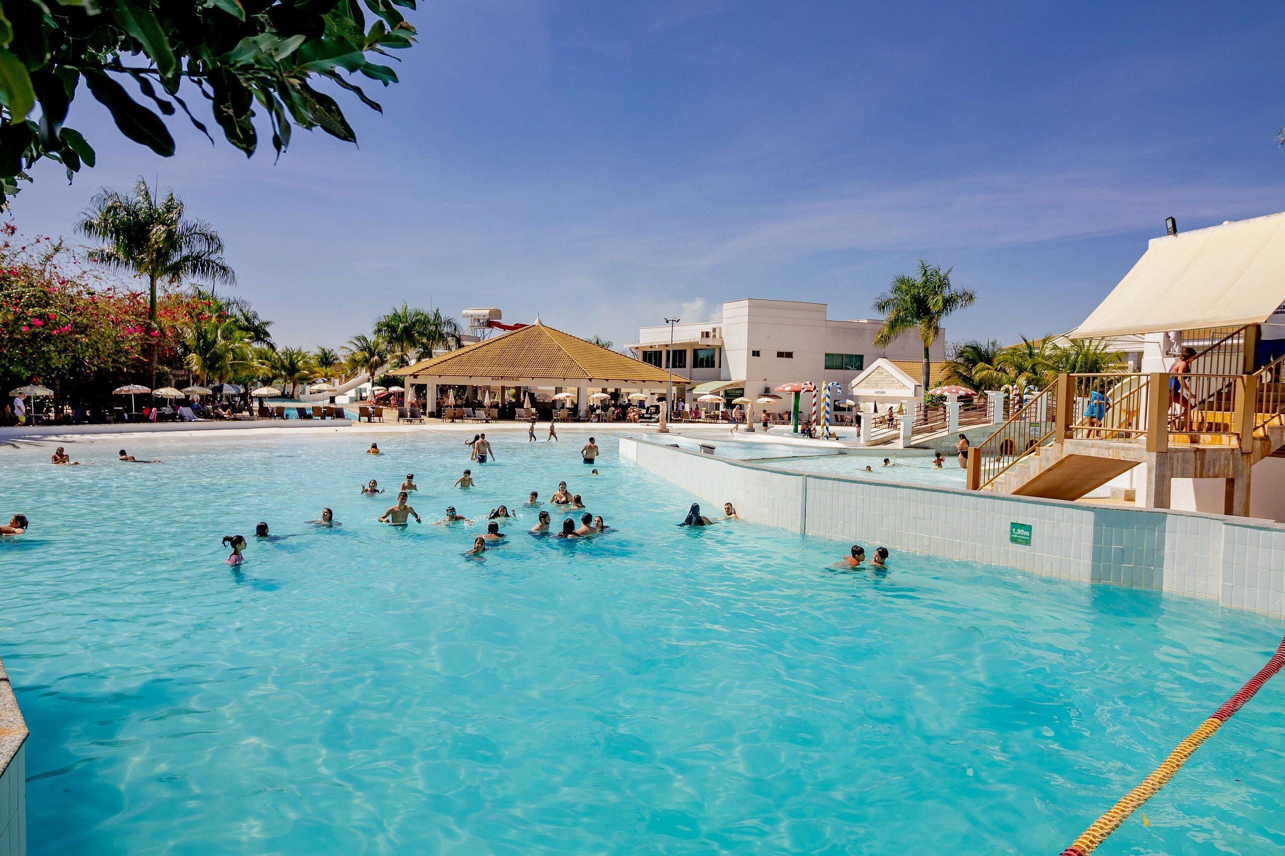 14 piscines extérieures, parasols de plage, chaises longues