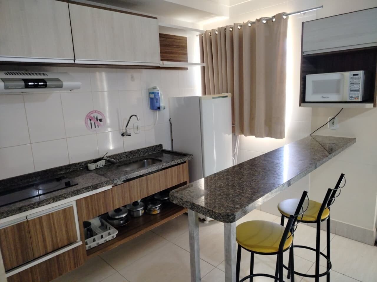 Departamento básico | Cocina privada | Microondas y utensilios de cocina 