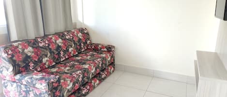 Departamento básico | Área de sala de estar | Televisión LED de 32 pulgadas con canales por cable