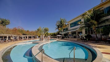 14 outdoor pools, pool umbrellas, sun loungers