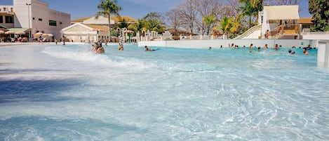 14 piscines extérieures, parasols de plage, chaises longues