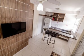 Micro-ondes, batterie de cuisine, vaisselle et ustensiles
