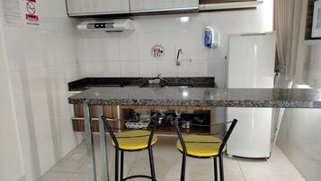 Basic Apartment | Private kitchen | Microwave, cookware/dishes/utensils