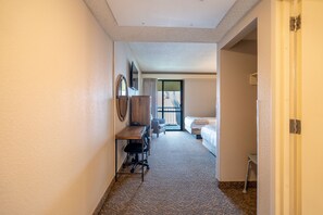 Quarto casal, 2 camas de casal, acessível | Escrivaninha, espaço de trabalho para notebook, cortinas blackout