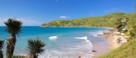 Chaises longues, serviettes de plage