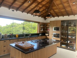 Réfrigérateur, four à micro-ondes, un four, surface de cuisson