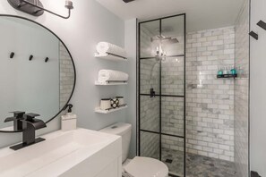 Regadera, amenidades de baño ecológicas, secadora de cabello, toallas 