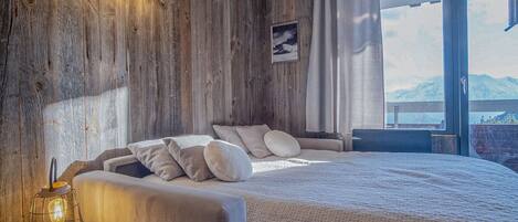 1 bedroom, bed sheets