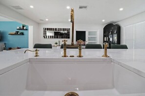 Interior - Palm Tree Paradise Tampa (Tampa)