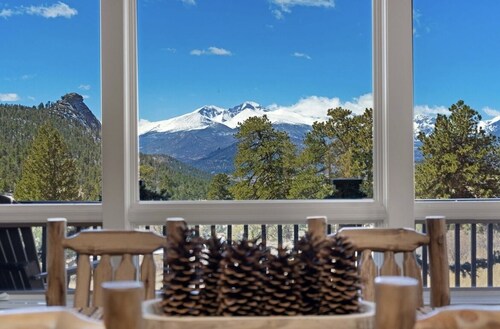 December Sale! Spectacular Views of Long's Peak- 10 minutes to town-3 full bath