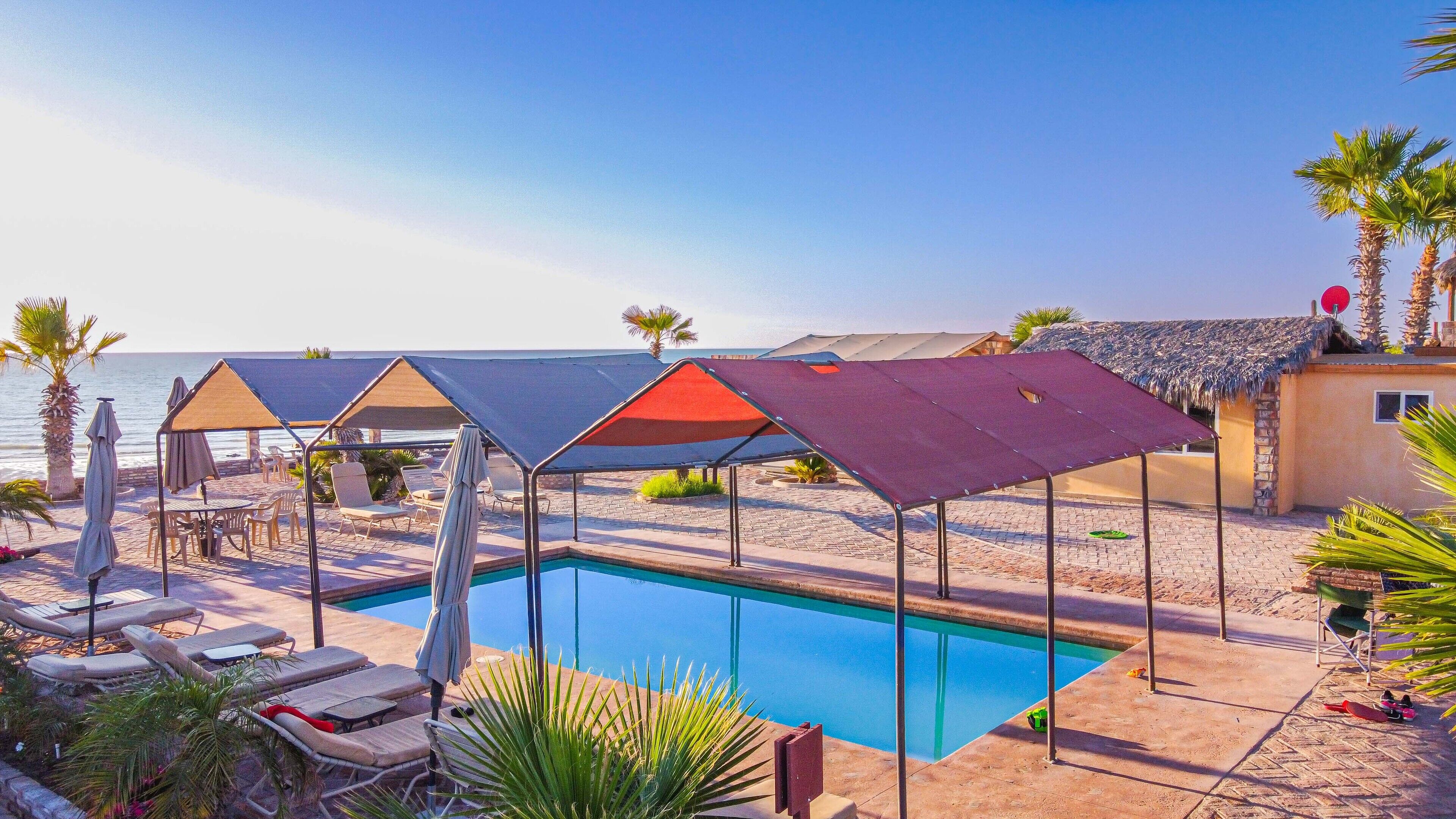 Steps to the beach!! - Percebu Studio 4