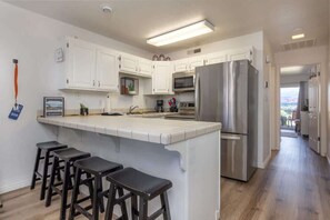 Coffee/tea maker, fridge, microwave, oven