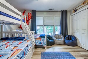 3 chambres, bureau, fer et planche à repasser, lit de bébé portatif