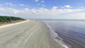 Sun-loungers, beach towels - Forest Beach, pet-friendly, 1st flr bdrm, close to parks, shops and restaurants (Hilton Head Island)