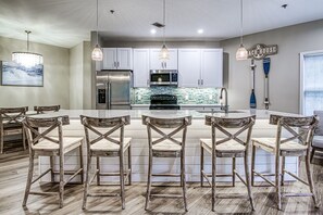 Fridge, microwave, oven, stovetop - Forest Beach, pet-friendly, 1st flr bdrm, close to parks, shops and restaurants (Hilton Head Island)