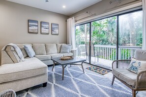 Smart TV, computer monitors - Forest Beach, pet-friendly, 1st flr bdrm, close to parks, shops and restaurants (Hilton Head Island)