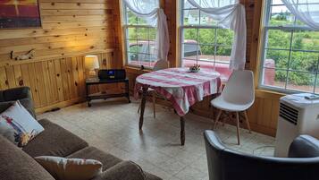 Una Smart TV, una chimenea, libros