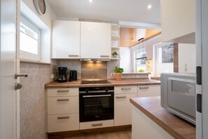 冷蔵庫、電子レンジ、オーブン、コンロ