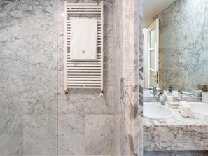 Een douche, een haardroger, handdoeken, toiletpapier