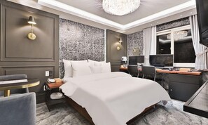 Suite | Individually decorated, individually furnished, free WiFi, bed sheets