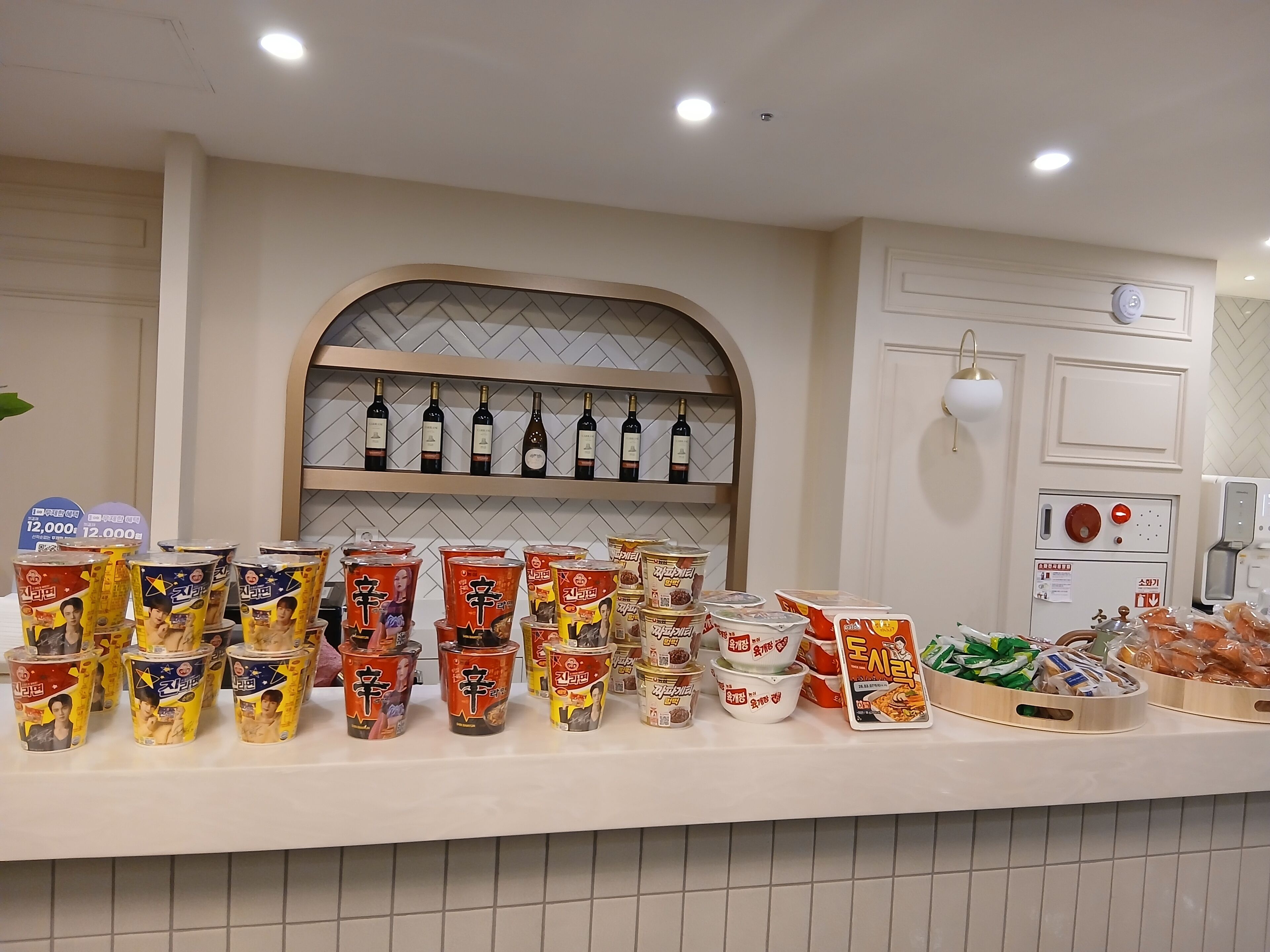 فطور مُعَد للتناول بالخارج يوميًا بتكلفة قدرها (5000 KRW للشخص)