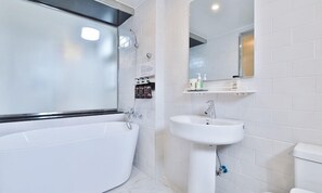 Suite | Bathroom | Free toiletries, hair dryer, bathrobes, slippers - Riverside in February Gyeongsangbuk-do (Gyeongsan)