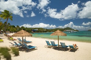 Plage, chaises longues, serviettes de plage