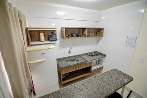 Apartment | Private kitchen | Fridge, microwave, cookware/dishes/utensils - LACQUA III (Caldas Novas)