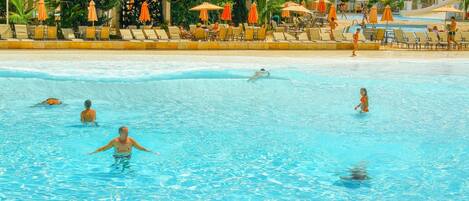 12 Außenpools, Sonnenschirme, Rettungsschwimmer vor Ort