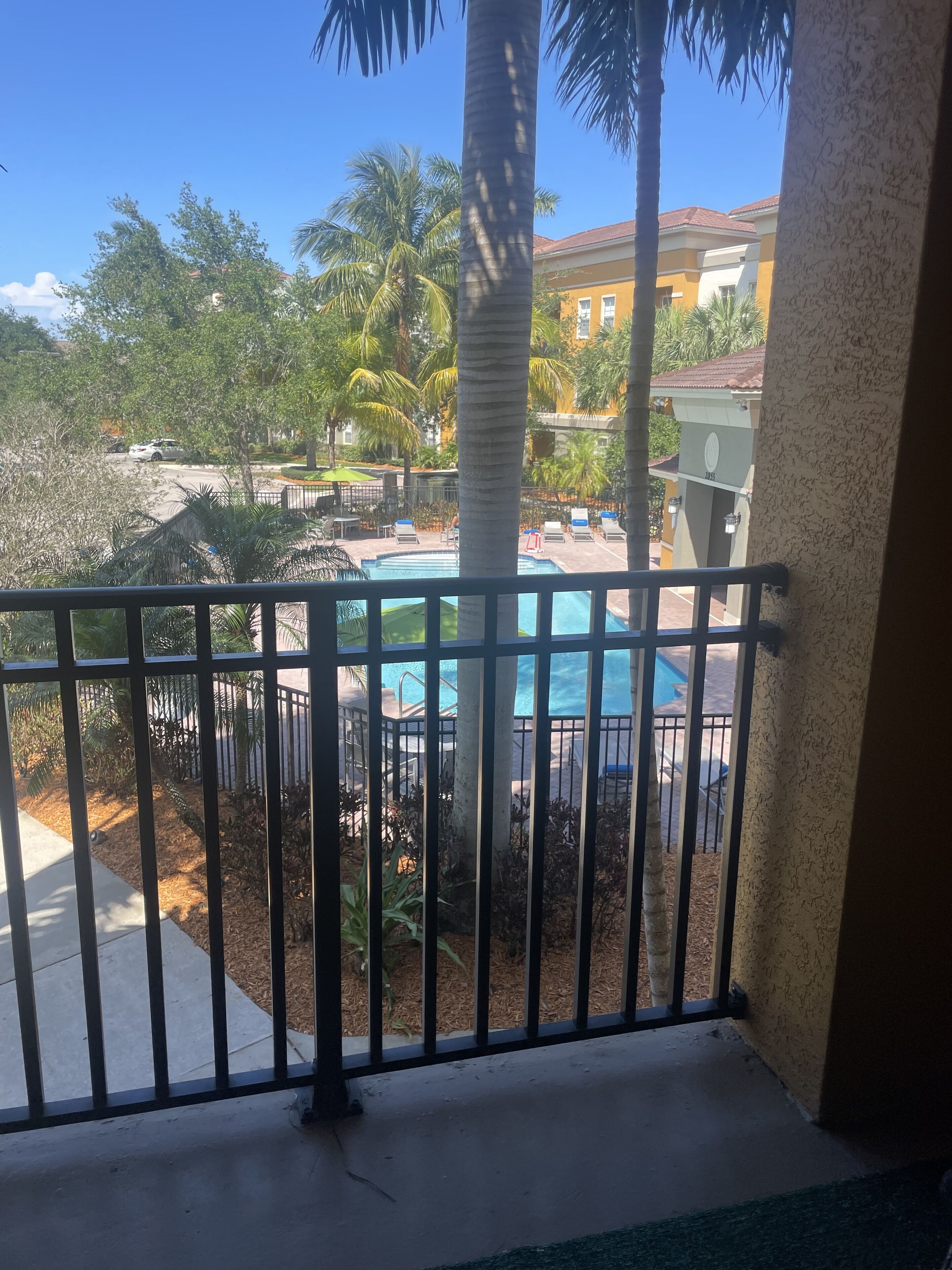 Lovely 1Br Serviced Apt with poolside patio