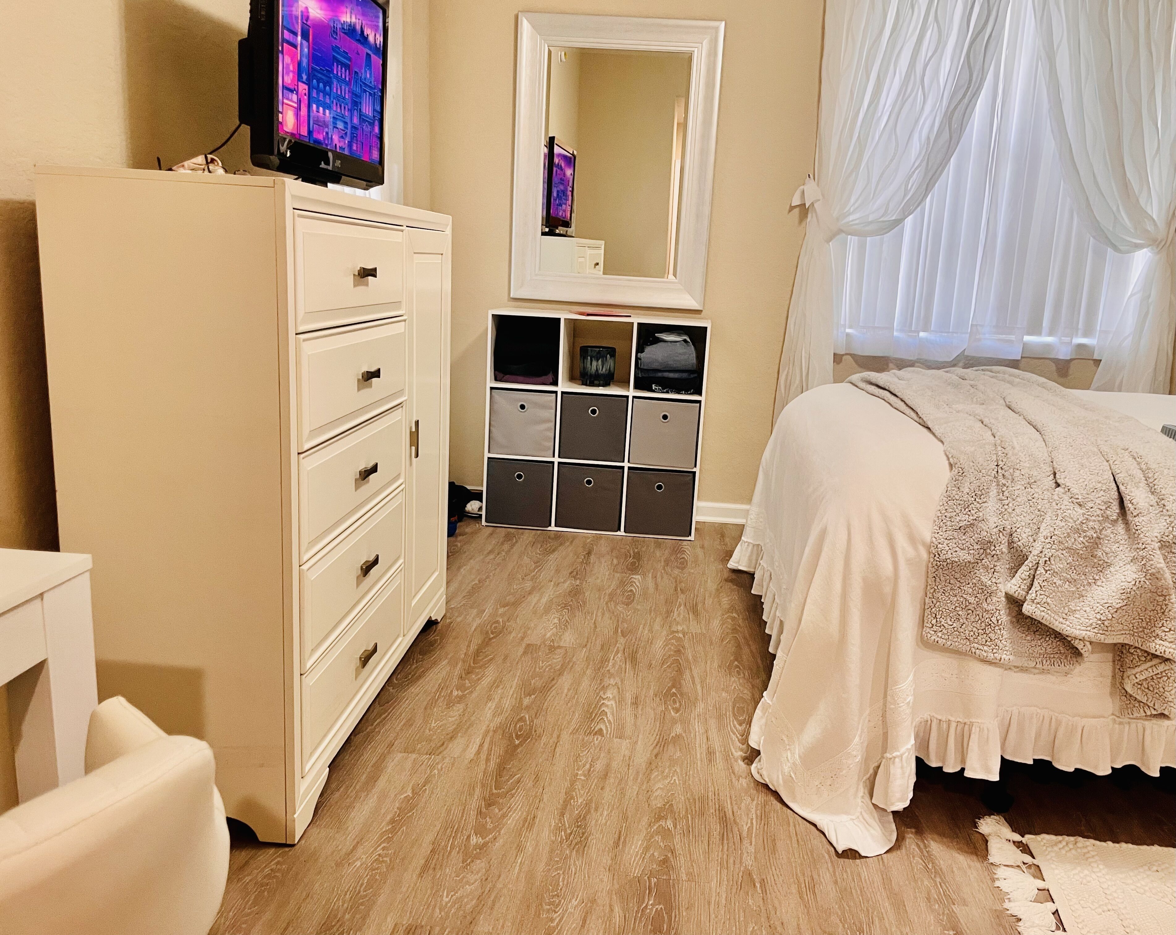 Lovely 1Br Serviced Apt with poolside patio