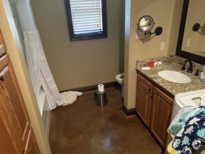 Towels, toilet paper - Great location (Eunice)