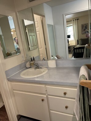 Hair dryer, towels, soap, shampoo - Serenity Cove apartment #3 (Lehi)